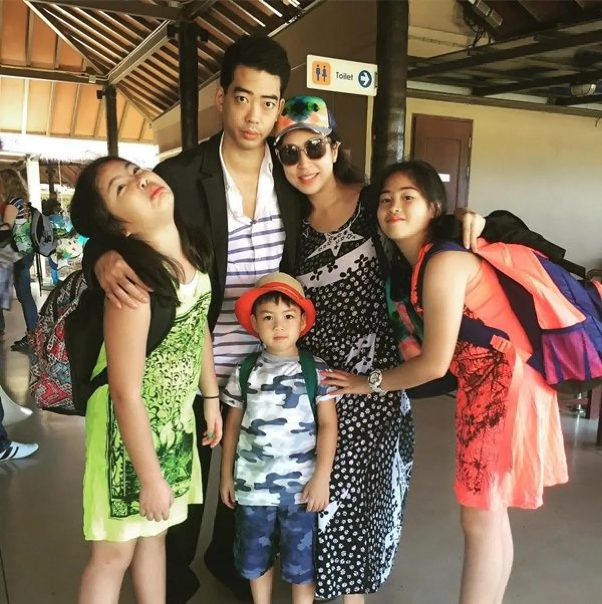 อบอุ่นพร้อมหน้า! กิ๊ก สุวัจนี ควงสามีและลูกๆทั้งสามดินเนอร์วันเกิด