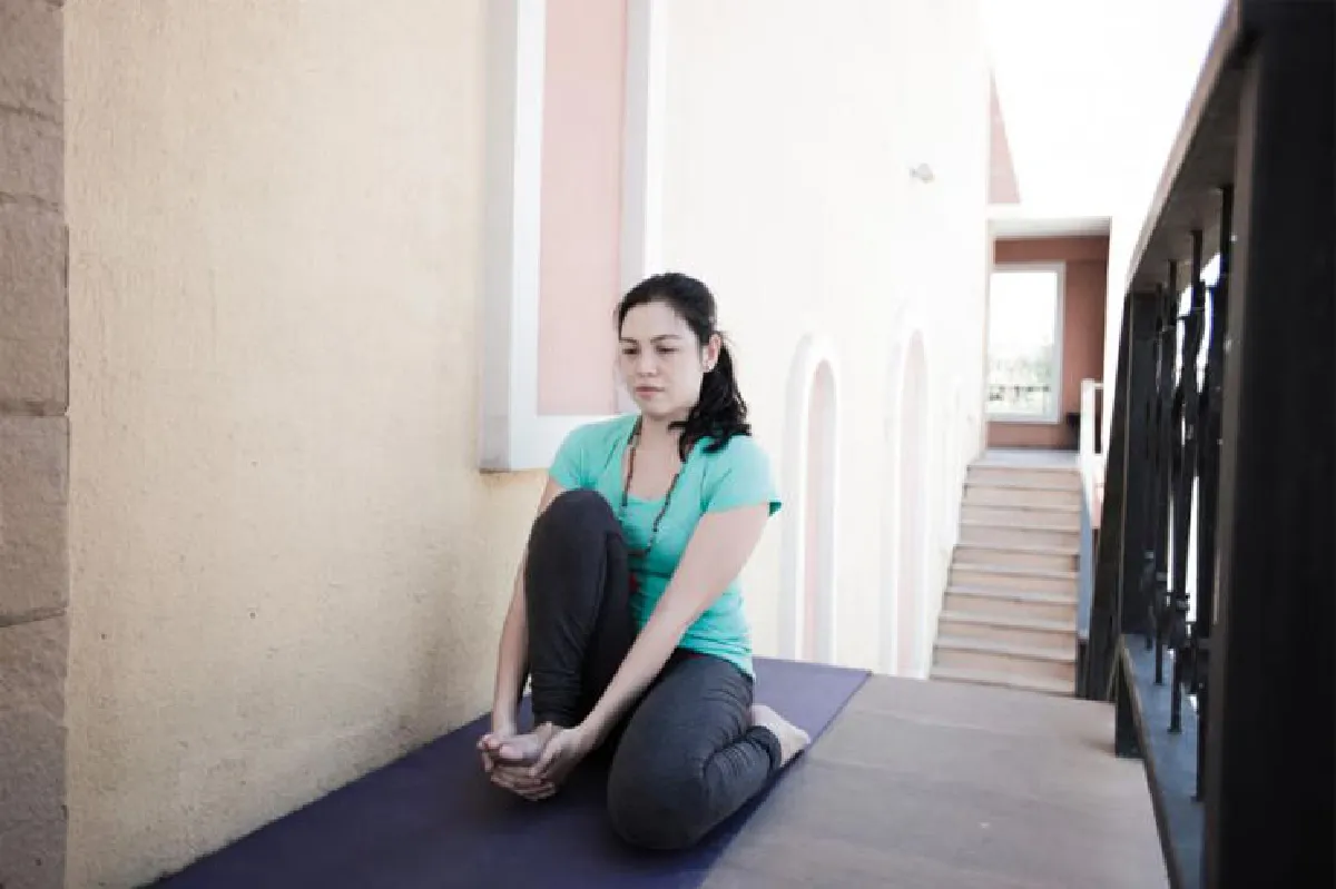 โยคะช่วยลดอาการตึงของกล้ามเนื้อและข้อต่อ Krounchasana (Heron Pose)