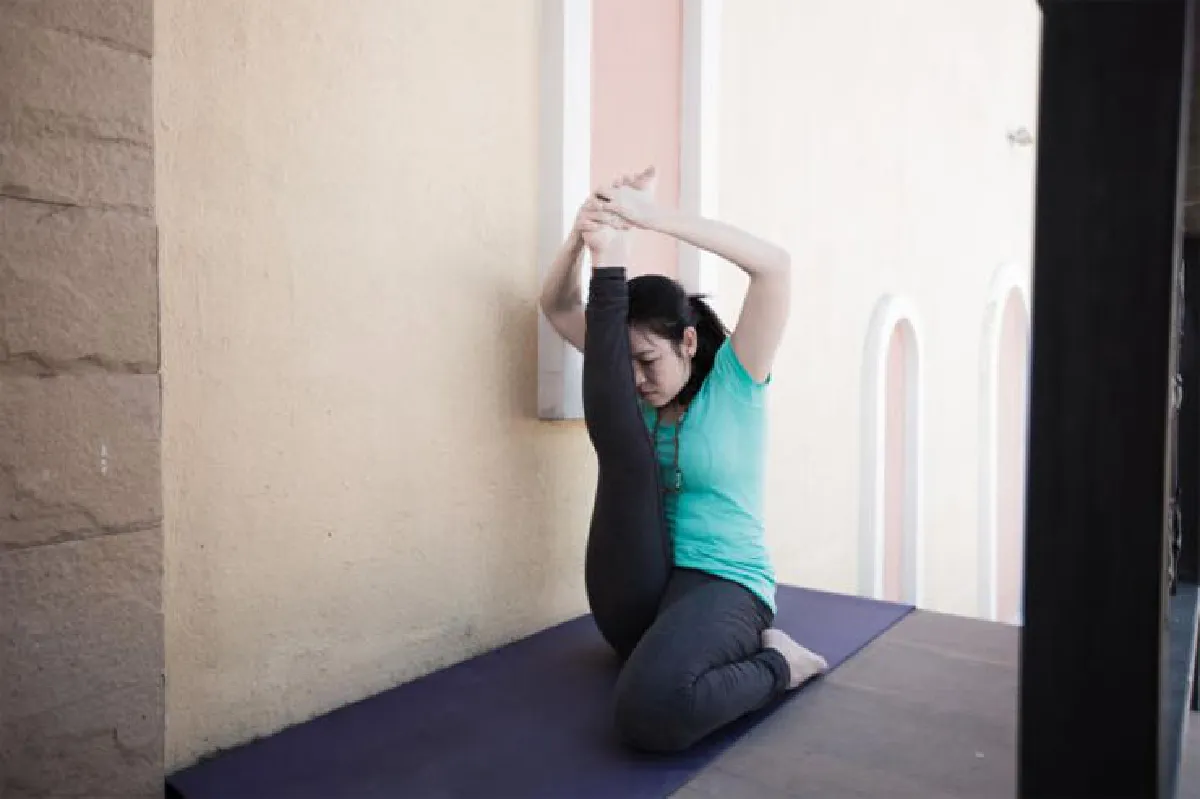 โยคะช่วยลดอาการตึงของกล้ามเนื้อและข้อต่อ Krounchasana (Heron Pose)