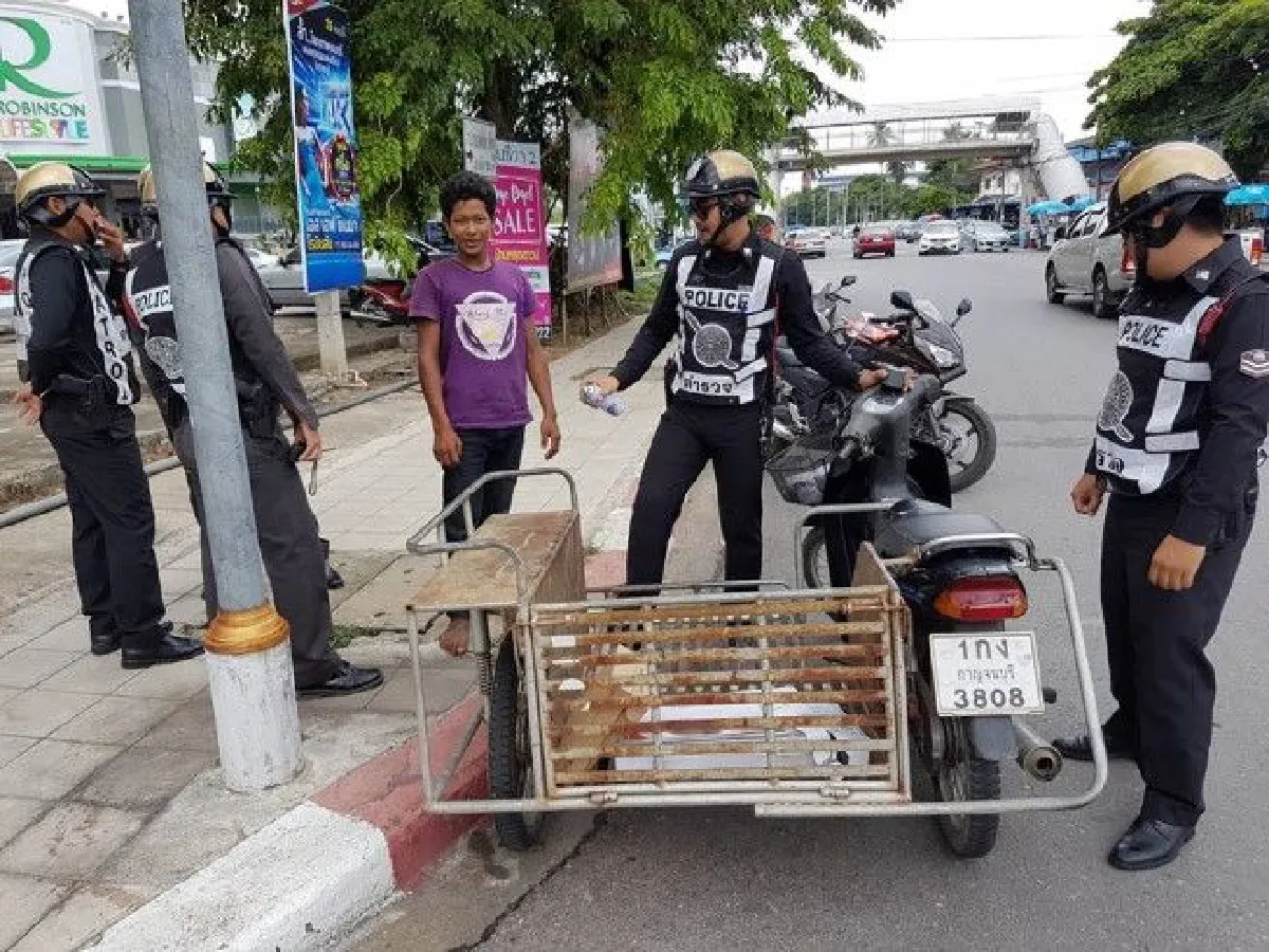หนุ่มโชว์ลีลาขี่ยกล้อวิ่งเป็นกิโล สุดท้ายเจอสายตรวจจับได้