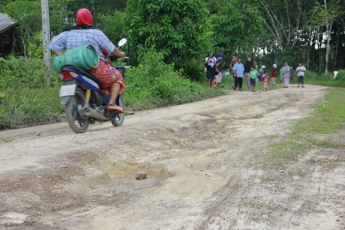 ชาวบ้านร้อนรนถนนทรุดมานานนับปี