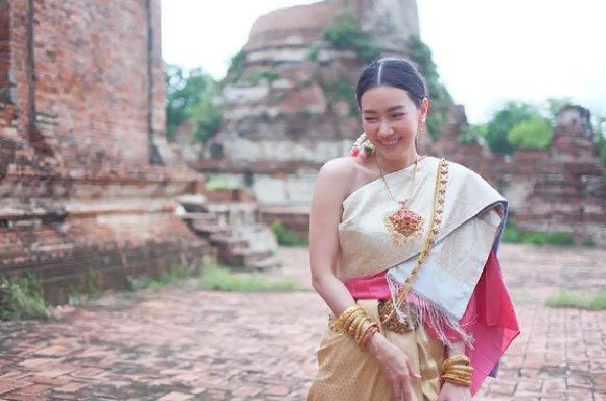 งดงามอ่อนช้อย! นุ่น วรนุช รำถวายสิ่งศักดิ์สิทธิ์ที่จ.อยุธยา (มีคลิป)