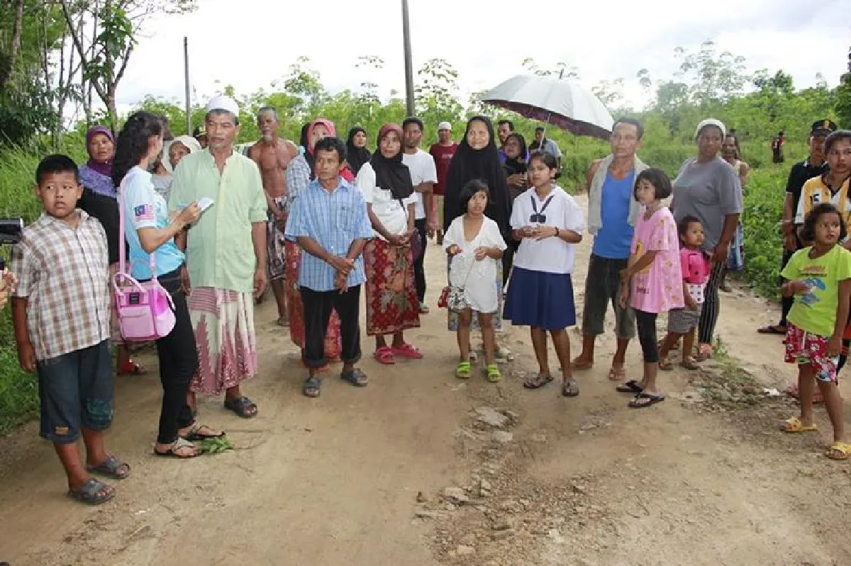 ชาวบ้านร้อนรนถนนทรุดมานานนับปี
