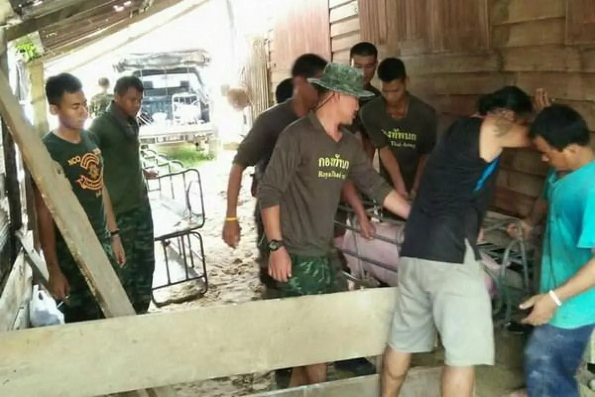 ทหาร-กู้ภัยเข้าช่วยหมู หลังน้ำป่าทะลักท่วมฟาร์ม