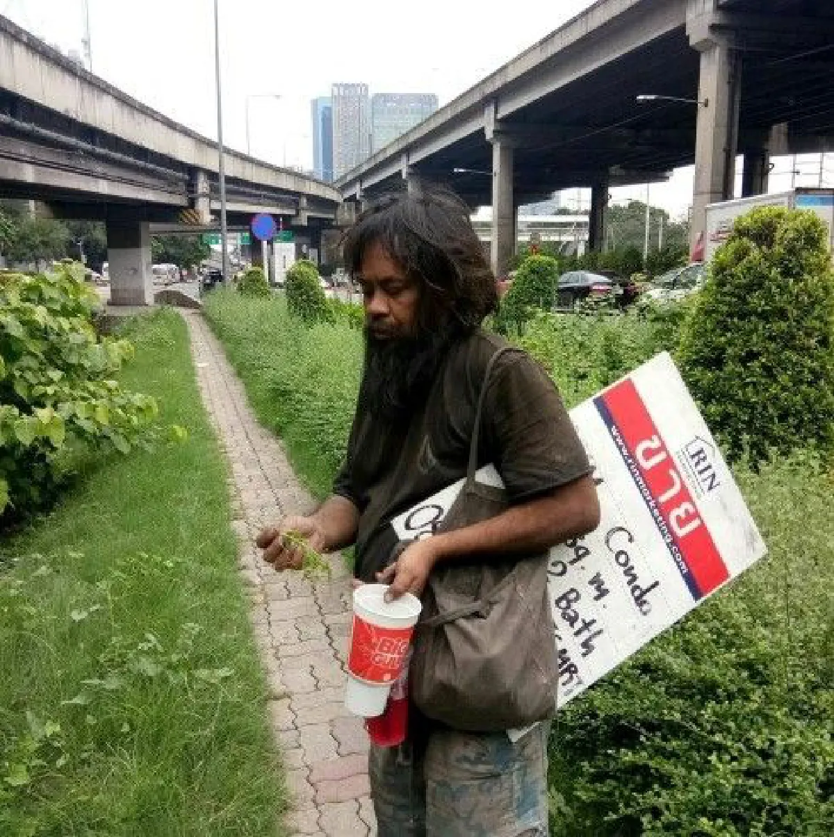 "ลุงดำ" ชายมอซอ ขายมะนาวนำเงินซื้ออาหารช่วยเเมวจรจัด