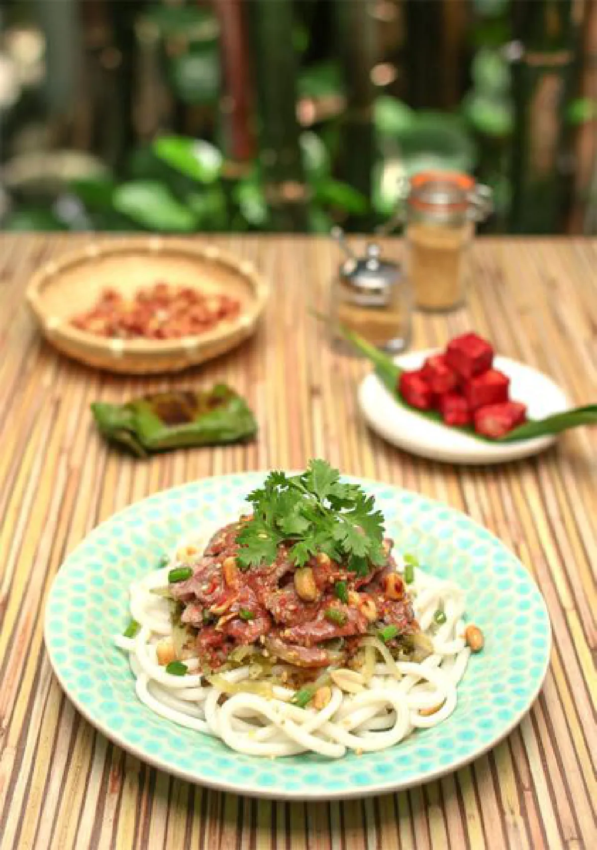 แซ่บๆ แสบทรวง ยำเนื้อสดขนมจีนไหหลำ