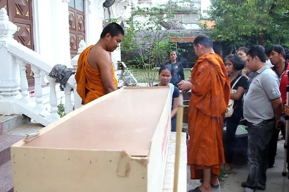 พ่อแม่สามเณรปลื้มเปิดศึกแย่งศพกลางวัด