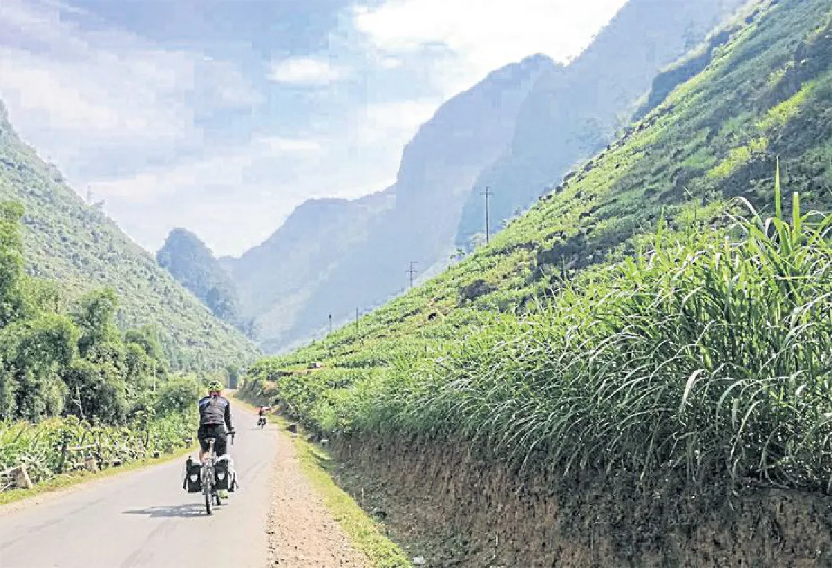 สองขาปั่น... สองล้อหมุน... บนเขาสูงชันที่ห่าซาง...