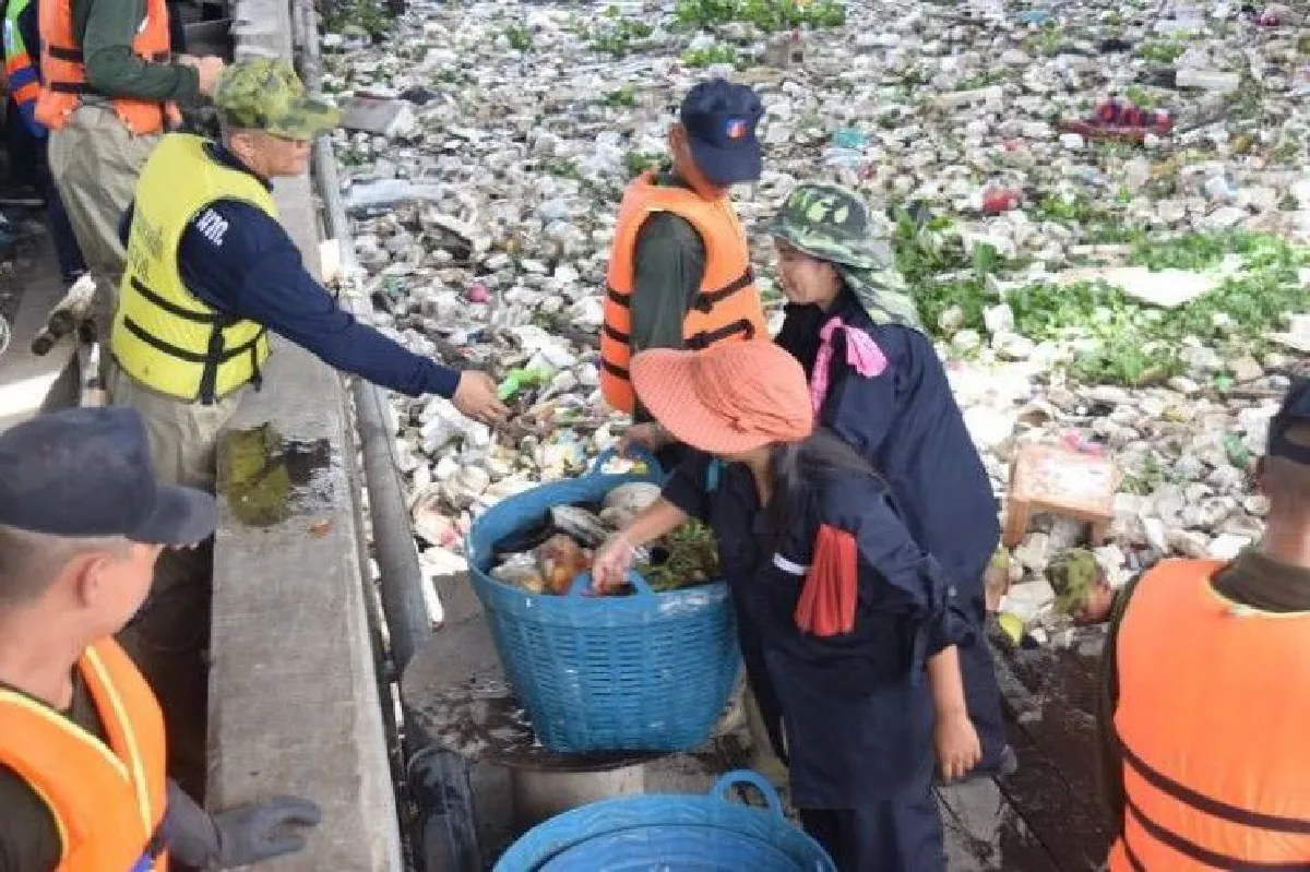 โปรดเกล้าฯให้เจ้าหน้าที่เข้าเก็บผักตบ-ขยะบรรเทาปัญหาน้ำท่วม