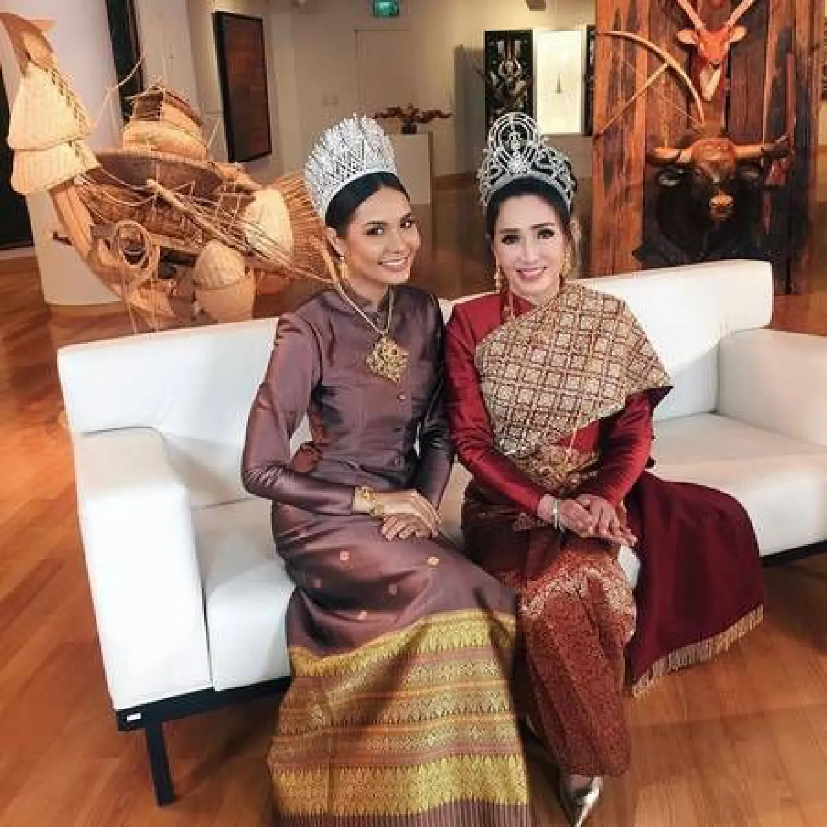 สวยสง่าจากรุ่นสู่รุ่น! น้ำตาล ชลิตา ถ่ายภาพร่วมเฟรมรุ่นพี่นางงาม