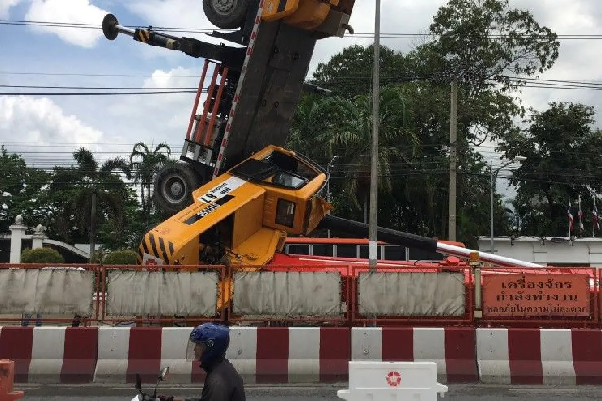 เครนสร้างรถไฟฟ้าสีเขียวพลิกคว่ำล้อชี้ฟ้าย่านพหลโยธิน