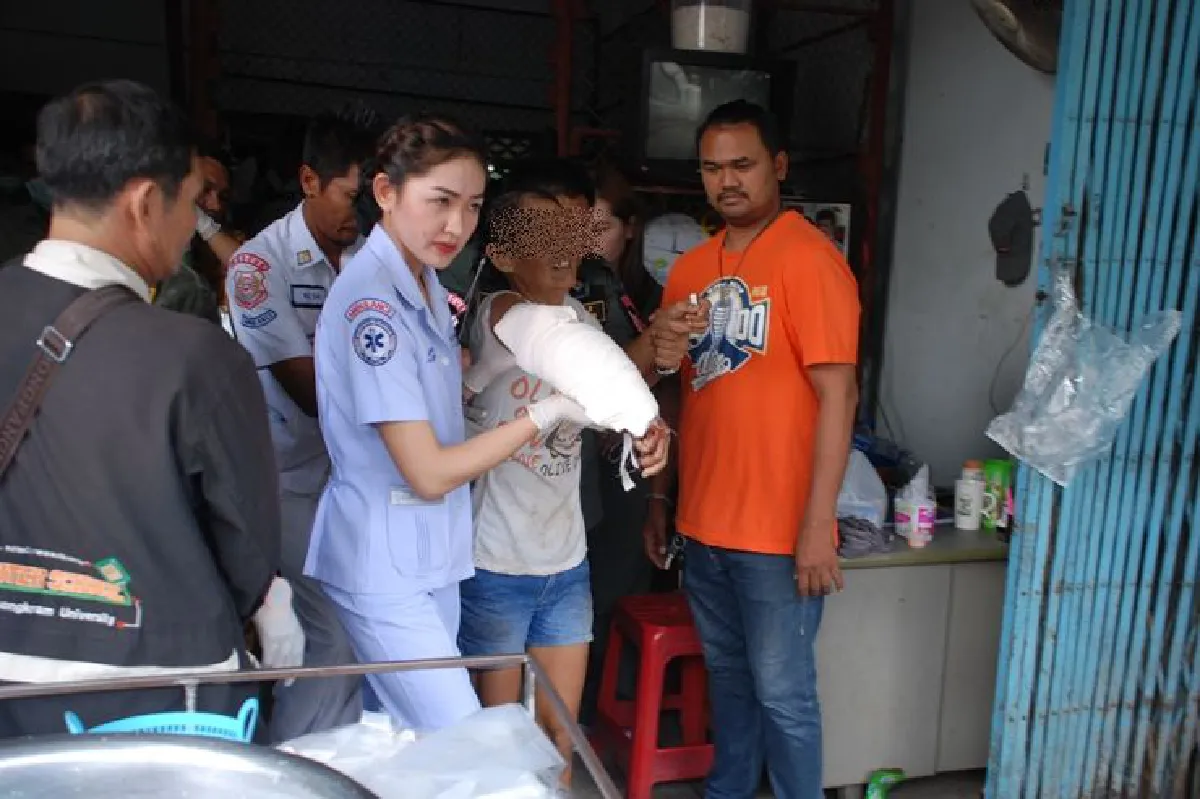 กู้ภัยช่วยสาวพิษณุโลกแขนติดเครื่องปอกมะพร้าว