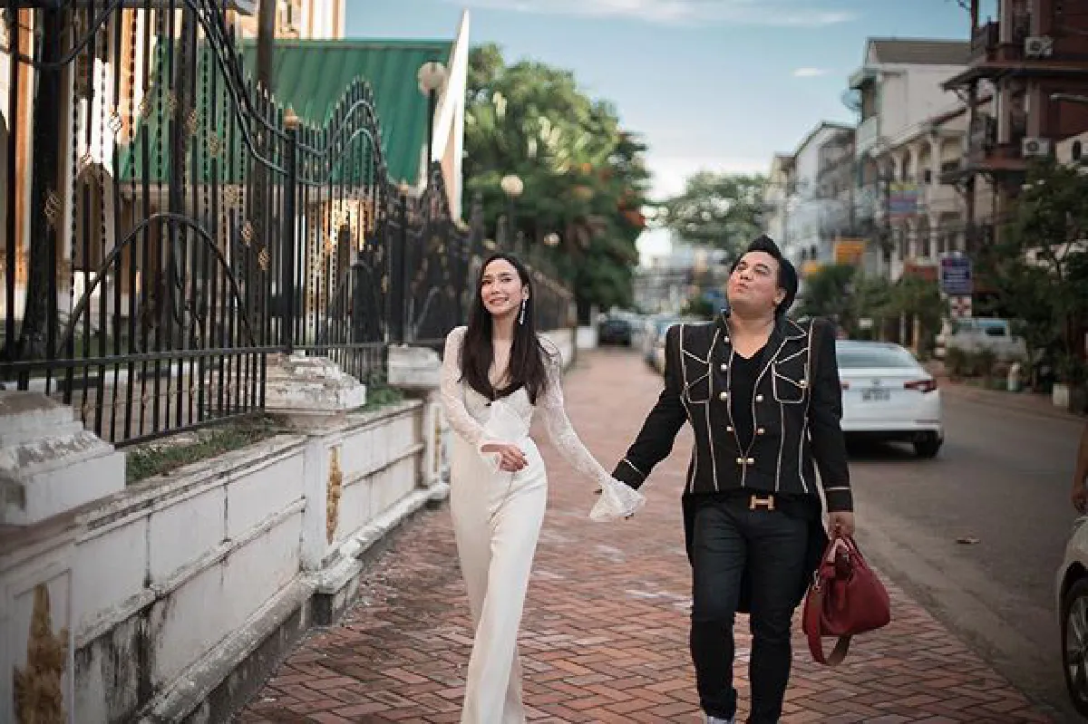 ฮอตห้างแตก! อั้ม พัชราภา เยือน สปป.ลาว แฟนคลับแห่ต้อนรับเพียบ