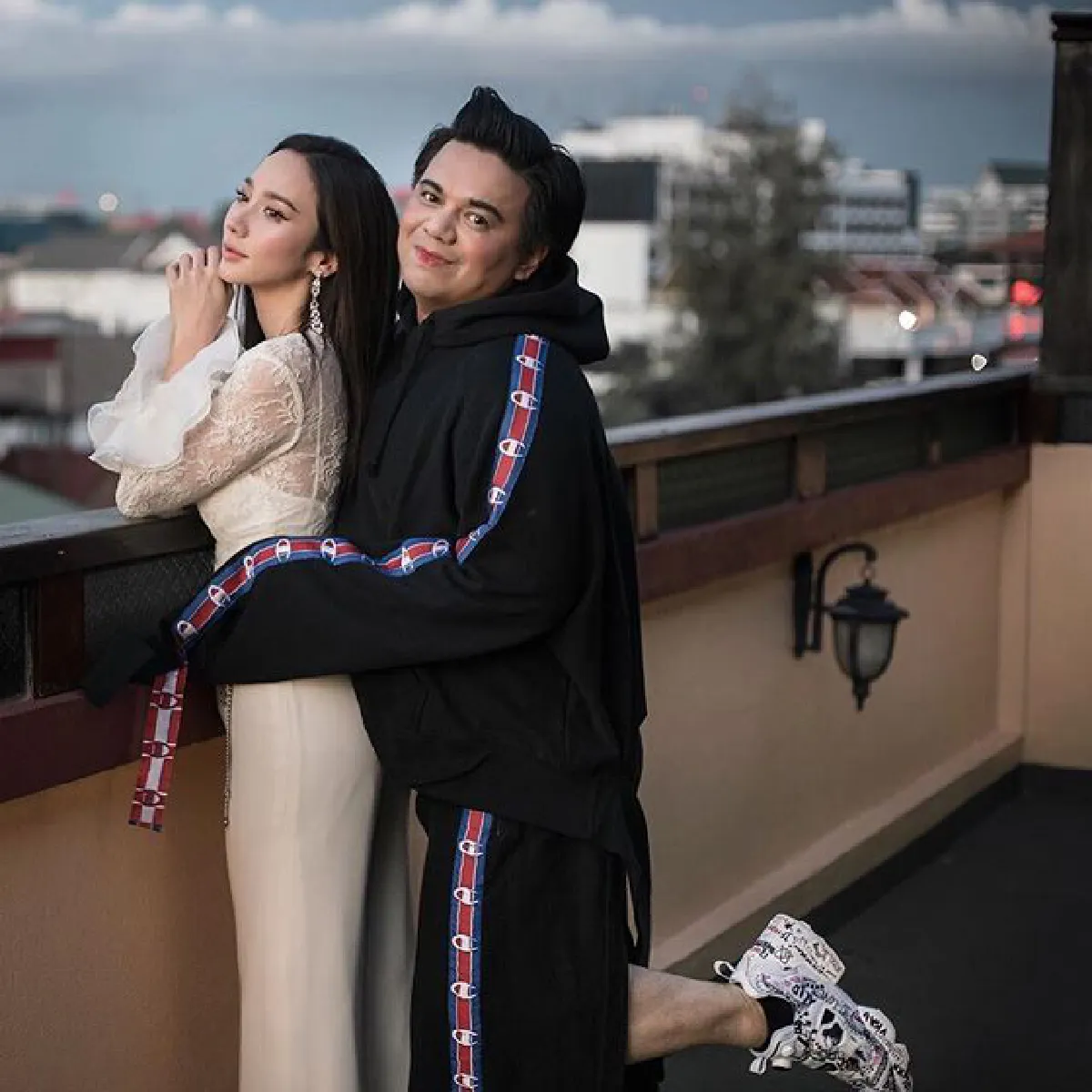 ฮอตห้างแตก! อั้ม พัชราภา เยือน สปป.ลาว แฟนคลับแห่ต้อนรับเพียบ