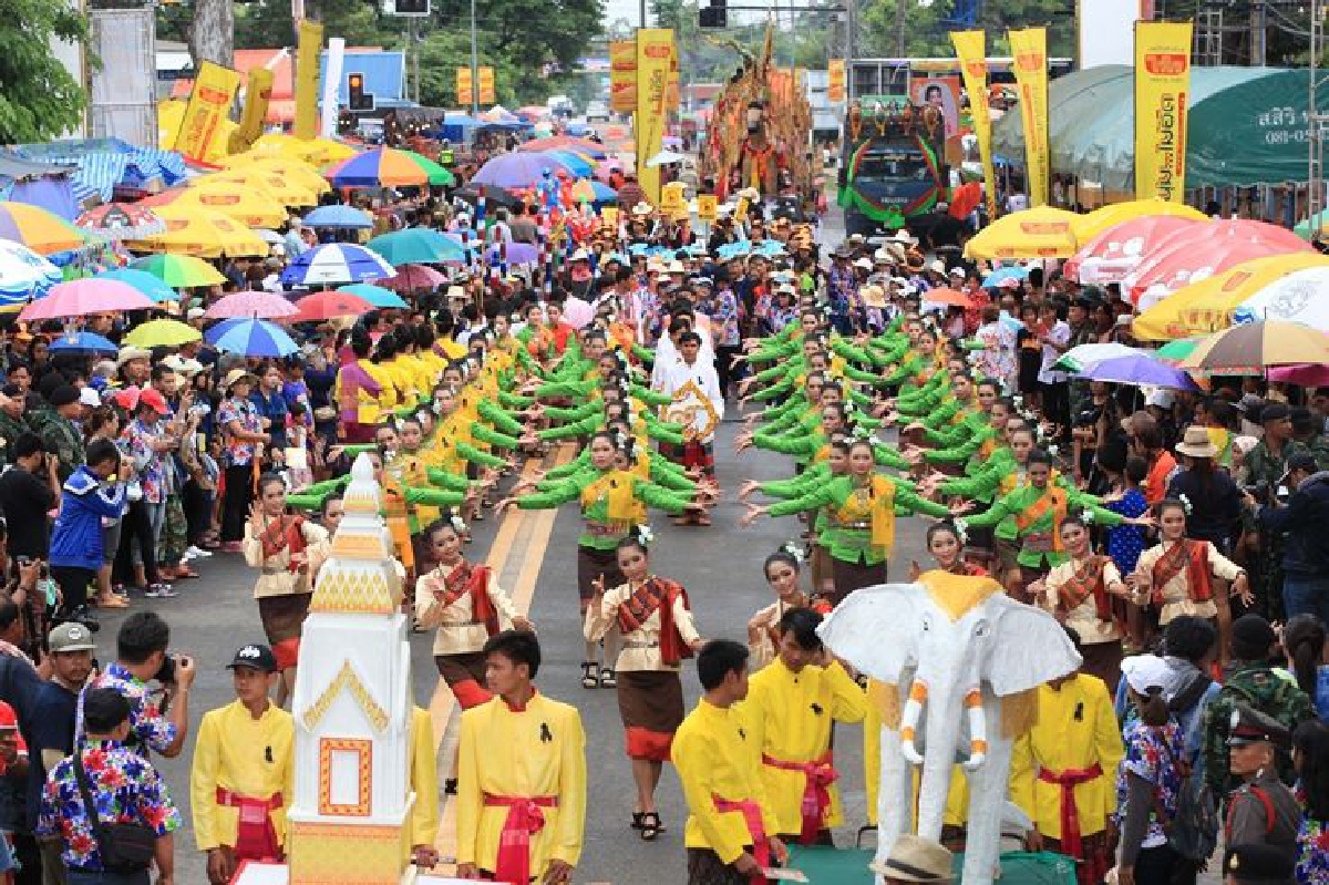 ชมประเพณีบุญใหญ่จุดบั้งไฟมากที่สุดในโลก ชมประเพณีบุญใหญ่จุดบั้งไฟมากที่สุดในโลก