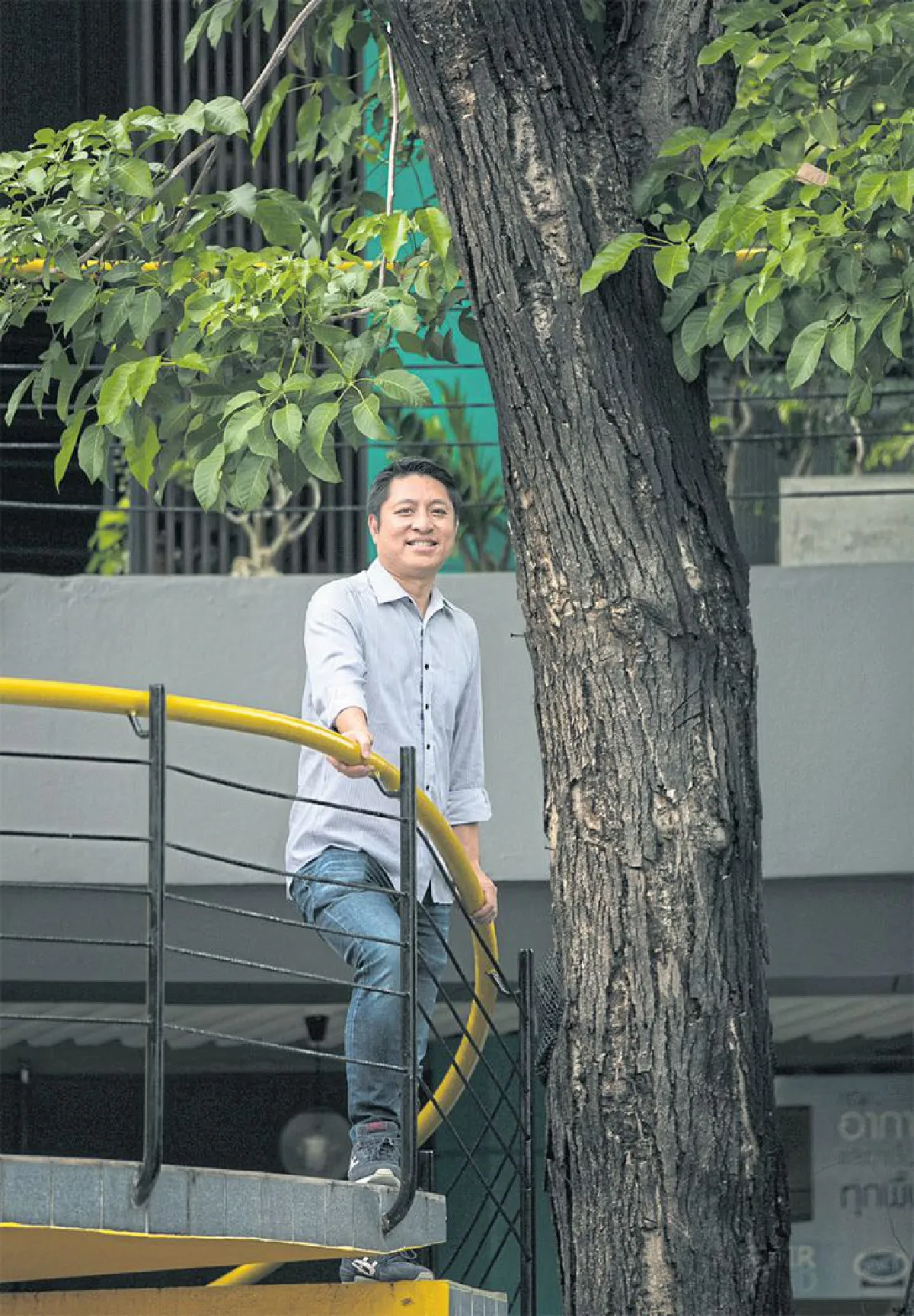 ณัฐพงศ์ วุฒิกร ใส่สูทไปปลูกต้นไม้