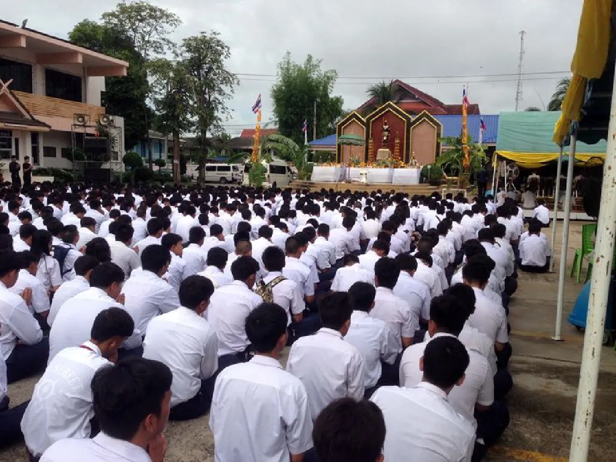 วิทยาลัยเทคนิคจัดพิธีไหว้ครู-นักศึกษาลุกขึ้นร่ายรำหมู่