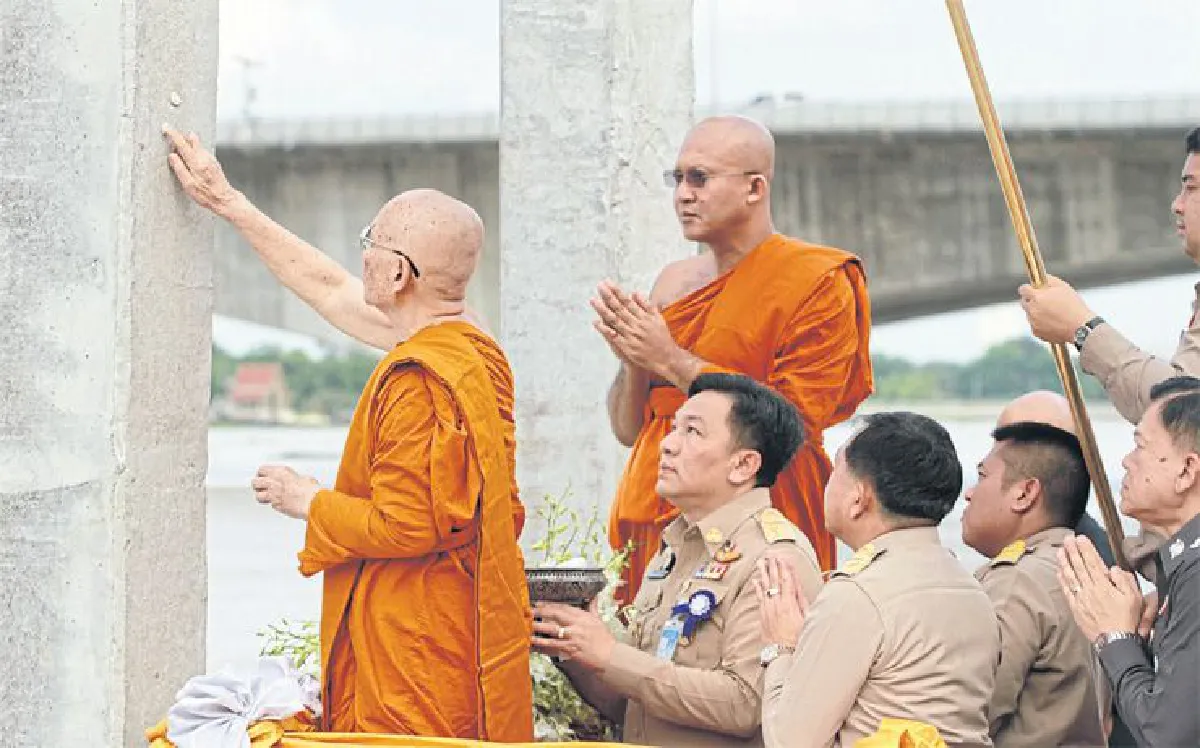 เสด็จพิธีตอกเสาเข็มเขื่อนวัดชินวราราม
