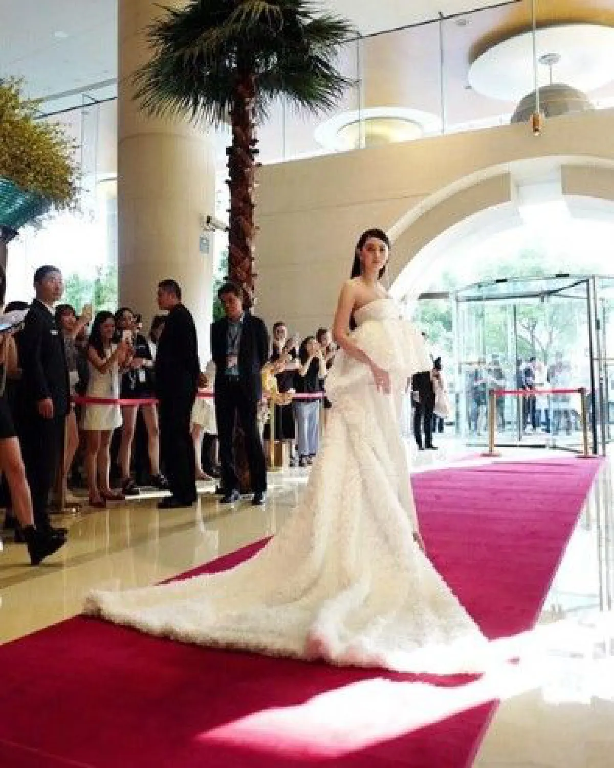 "ใหม่ ดาวิกา" ร่วมเฉิดฉายบนพรมแดงเทศกาลหนังเซี่ยงไฮ้