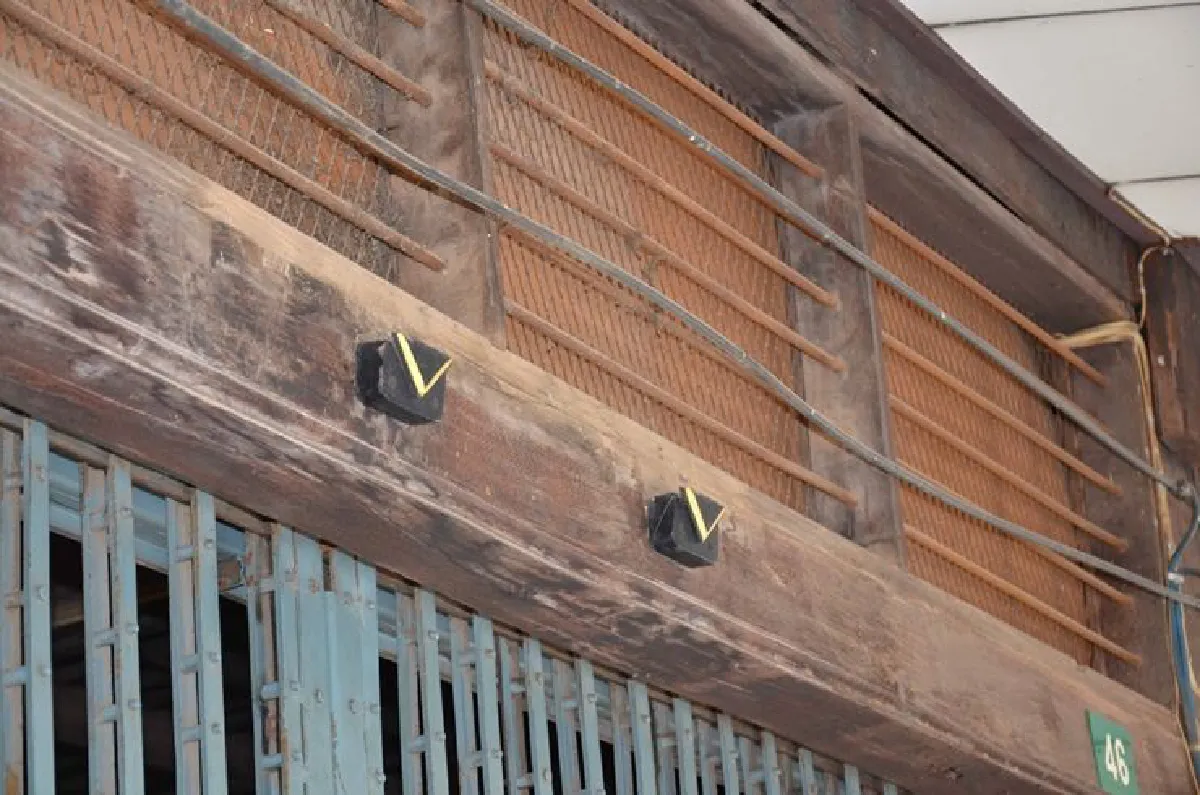 โจรแสบขโมยป้ายชื่อร้านโบราณส่งขายตลาดมืด