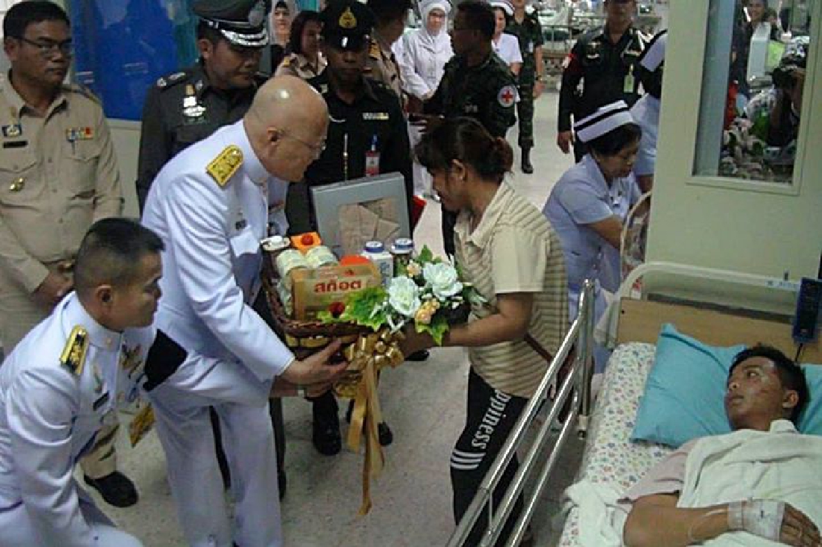 ร.10พระราชทานดอกไม้-ของเยี่ยมทหารเจ็บที่ปัตตานี ร.10พระราชทานดอกไม้-ของเยี่ยมทหารเจ็บที่ปัตตานี