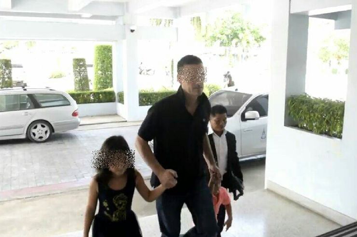 หนุ่มฝรั่งเศสพาลูกชาย-หญิงแจ้งความถูกพ่อเลี้ยงข่มขืน หนุ่มฝรั่งเศสพาลูกชาย-หญิงแจ้งความถูกพ่อเลี้ยงข่มขืน