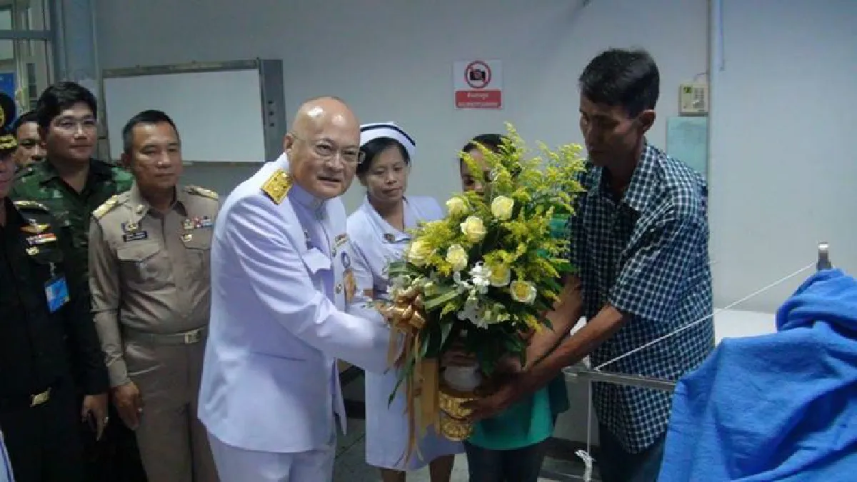 ร.10พระราชทานดอกไม้-ของเยี่ยมทหารเจ็บที่ปัตตานี