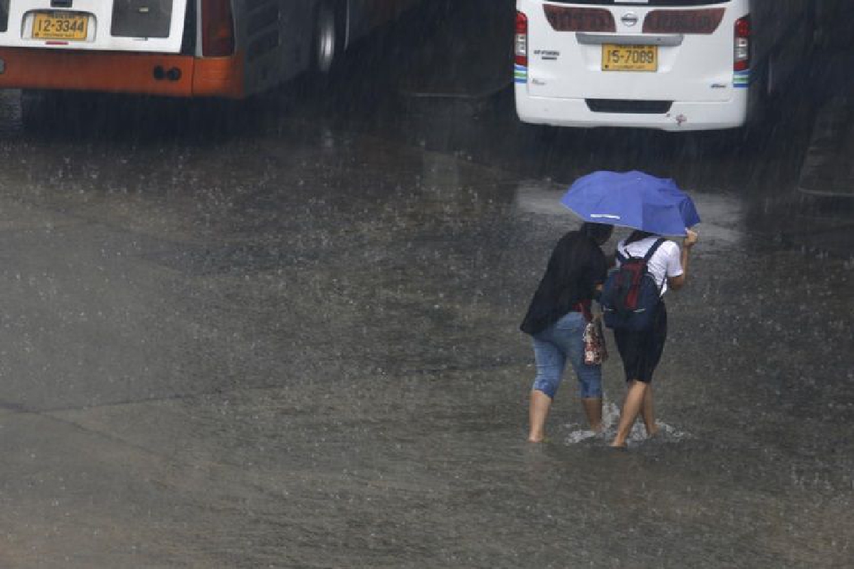 อุตุ เผยภาคกลาง ตะวันออกฝนตกหนักบางแห่ง กทม.60% อุตุ เผยภาคกลาง ตะวันออกฝนตกหนักบางแห่ง กทม.60%