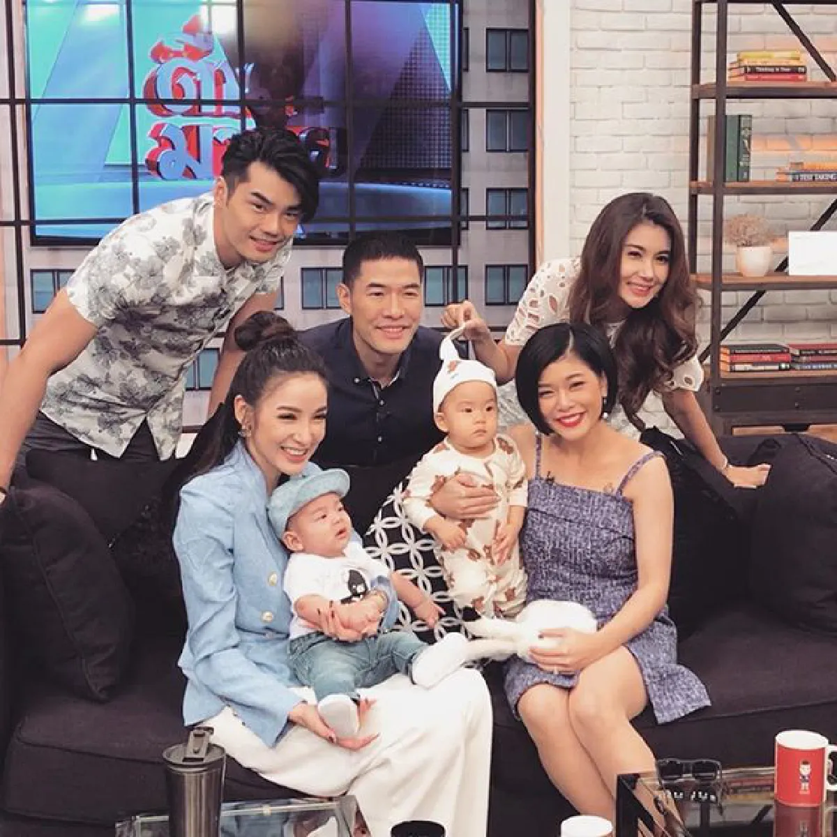 น่ารักอะ! น้องเป่าเปา ขโมยจุ๊บทักทาย น้องเรซซิ่ง (มีคลิป)