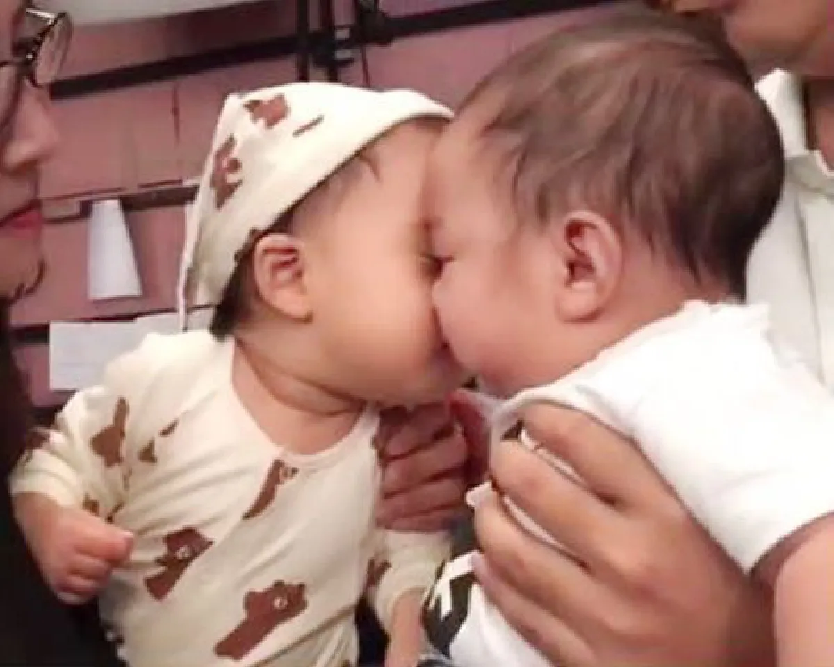 น่ารักอะ! น้องเป่าเปา ขโมยจุ๊บทักทาย น้องเรซซิ่ง (มีคลิป)