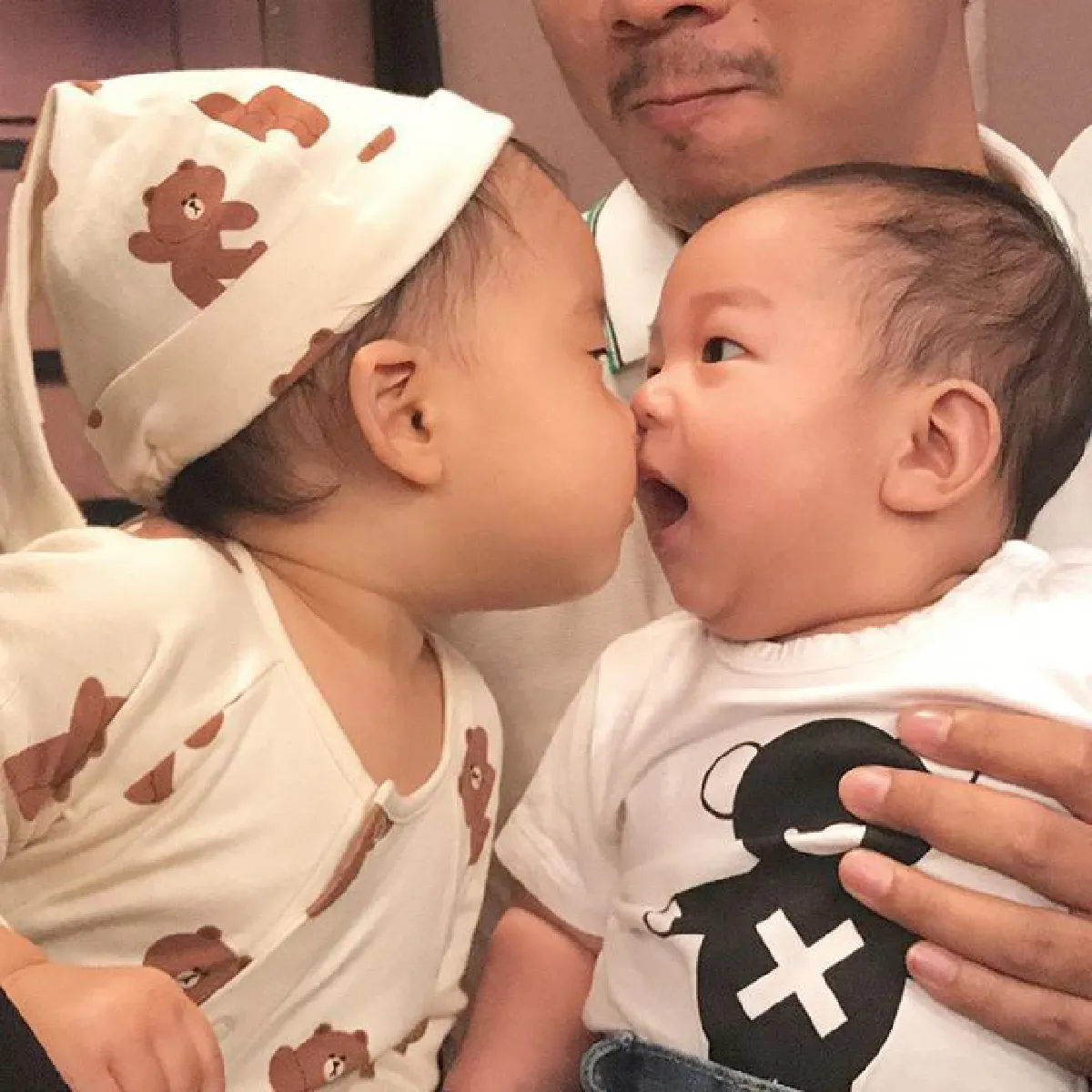 น่ารักอะ! น้องเป่าเปา ขโมยจุ๊บทักทาย น้องเรซซิ่ง (มีคลิป)