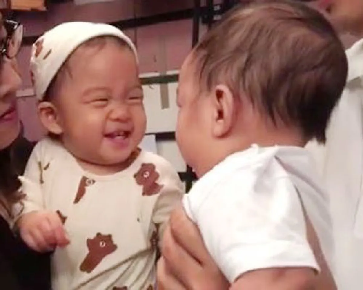 น่ารักอะ! น้องเป่าเปา ขโมยจุ๊บทักทาย น้องเรซซิ่ง (มีคลิป)