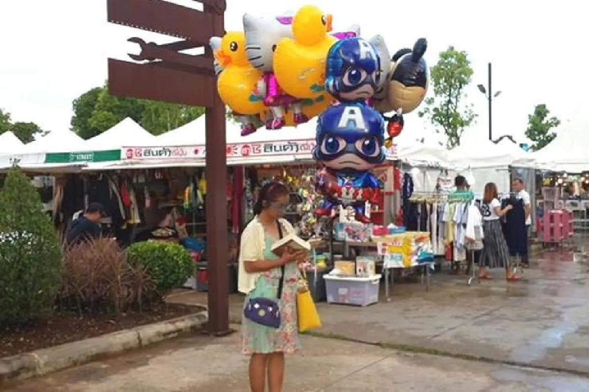 สุดแปลกแม่ค้าลูกโป่งหนอนหนังสือขายไปอ่านไป