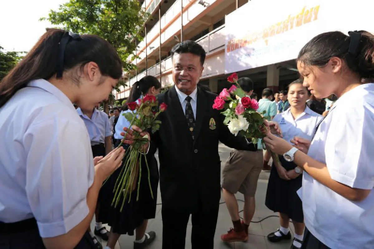 ศิษย์เก่า-ปัจจุบันให้กำลังใจผอ.สามเสนวิทยาลัย