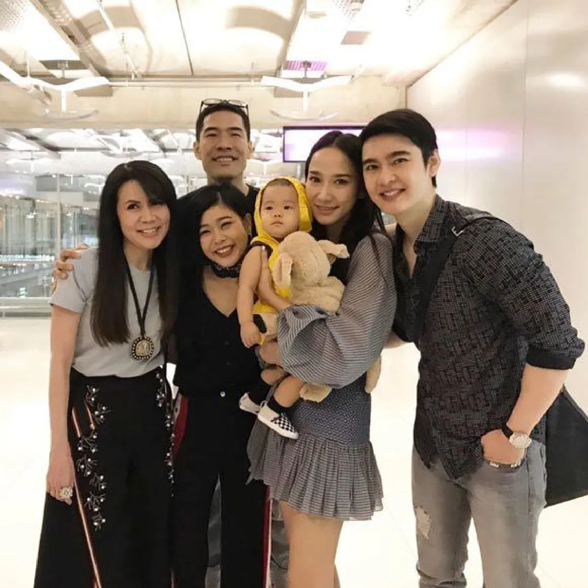 ชมคลิป อั้ม พัชราภา โชว์สเต็ปพริ้วหลอกล่อขออุ้ม น้องเป่าเปา