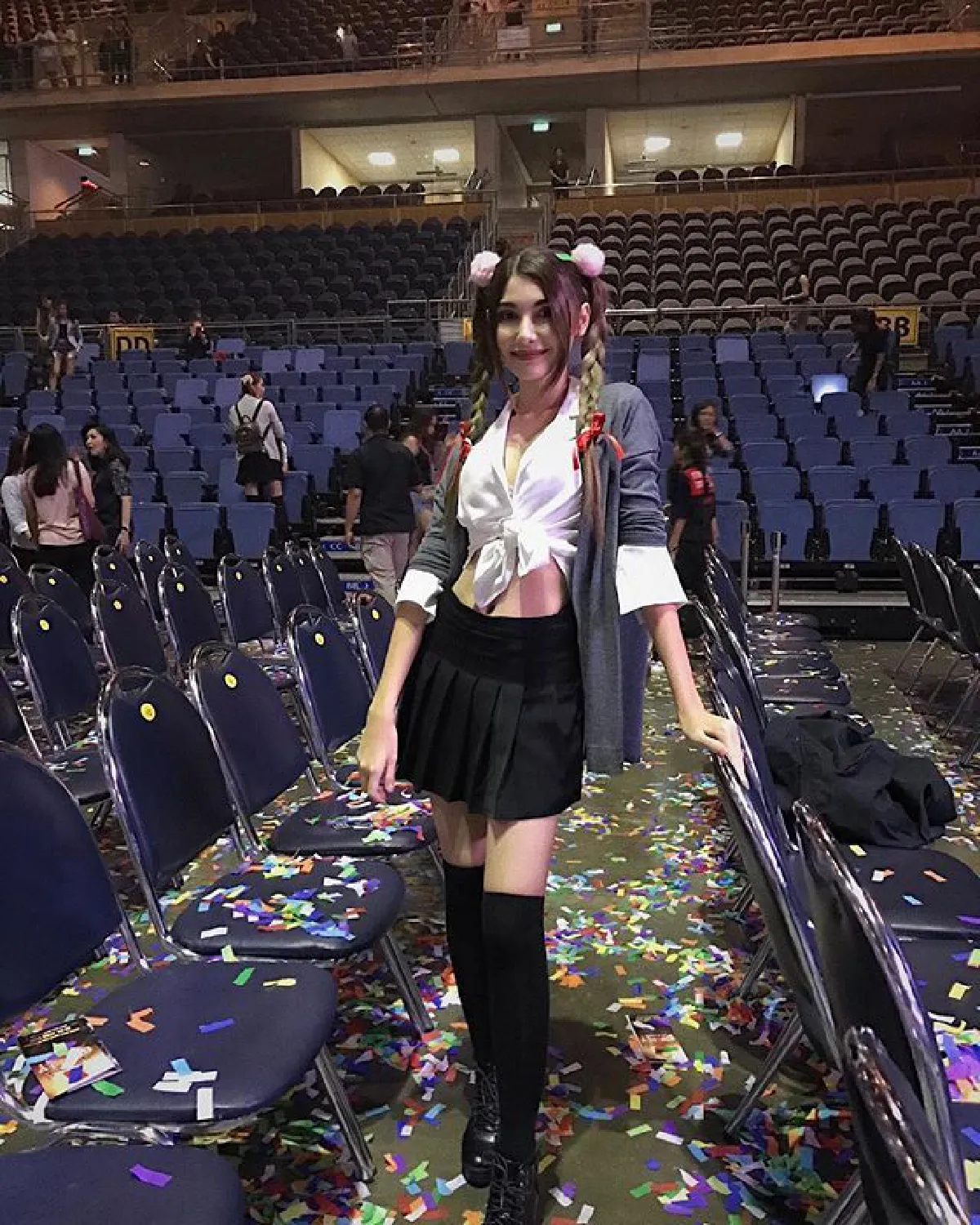 ส่องแฟชั่นเริ่ดๆ ดารา-แฟนคลับ แต่งเต็มดูคอนเสิร์ตบริทนีย์