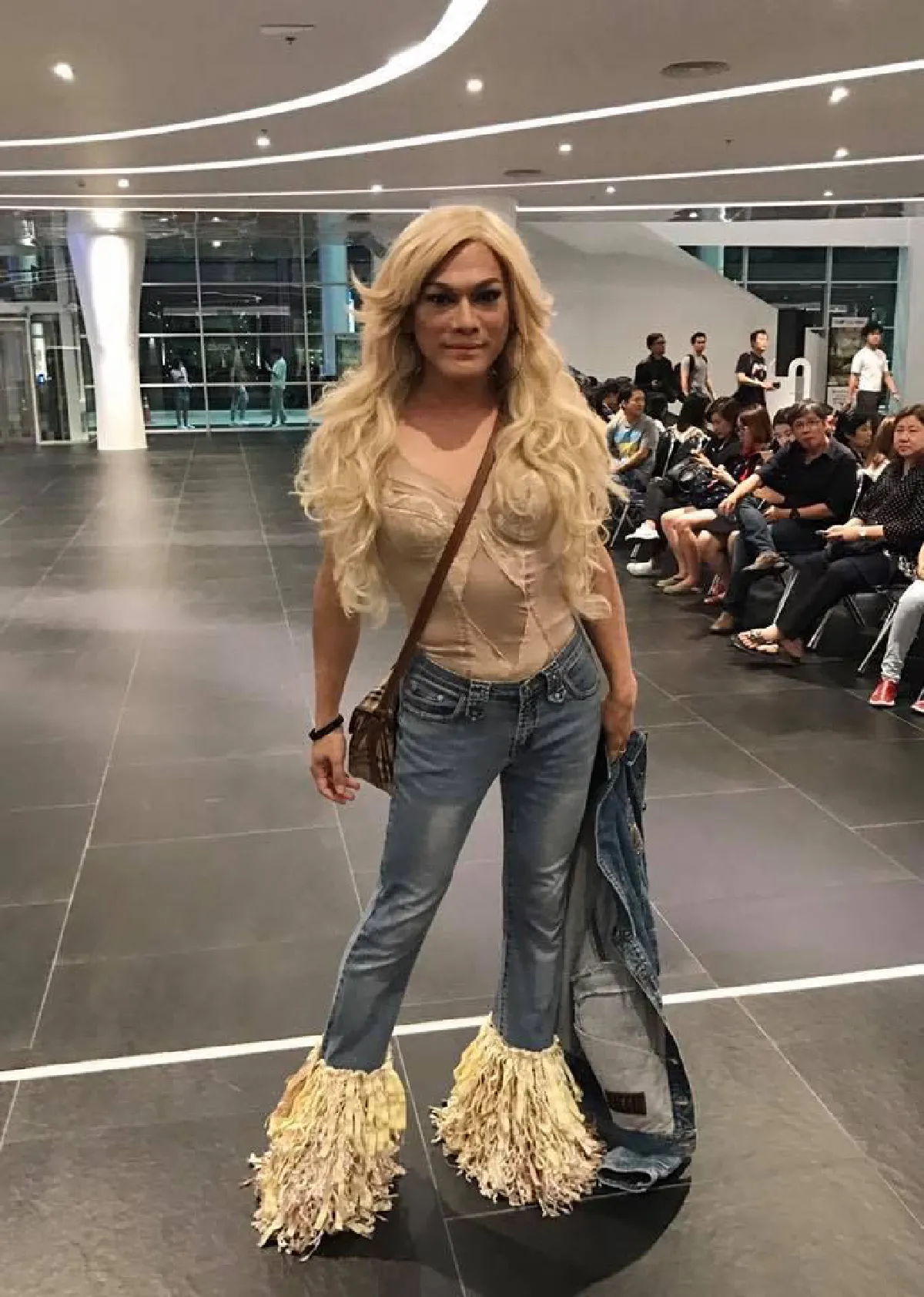 ส่องแฟชั่นเริ่ดๆ ดารา-แฟนคลับ แต่งเต็มดูคอนเสิร์ตบริทนีย์