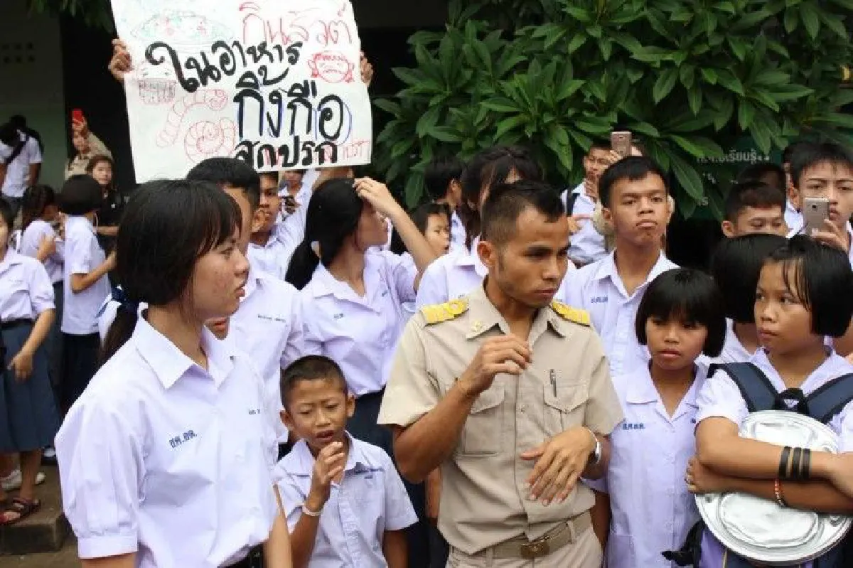 นร.-ผู้ปกครองโรงเรียนโสตศึกษาอุดรฯชุมนุมประท้วงขับไล่ผอ.