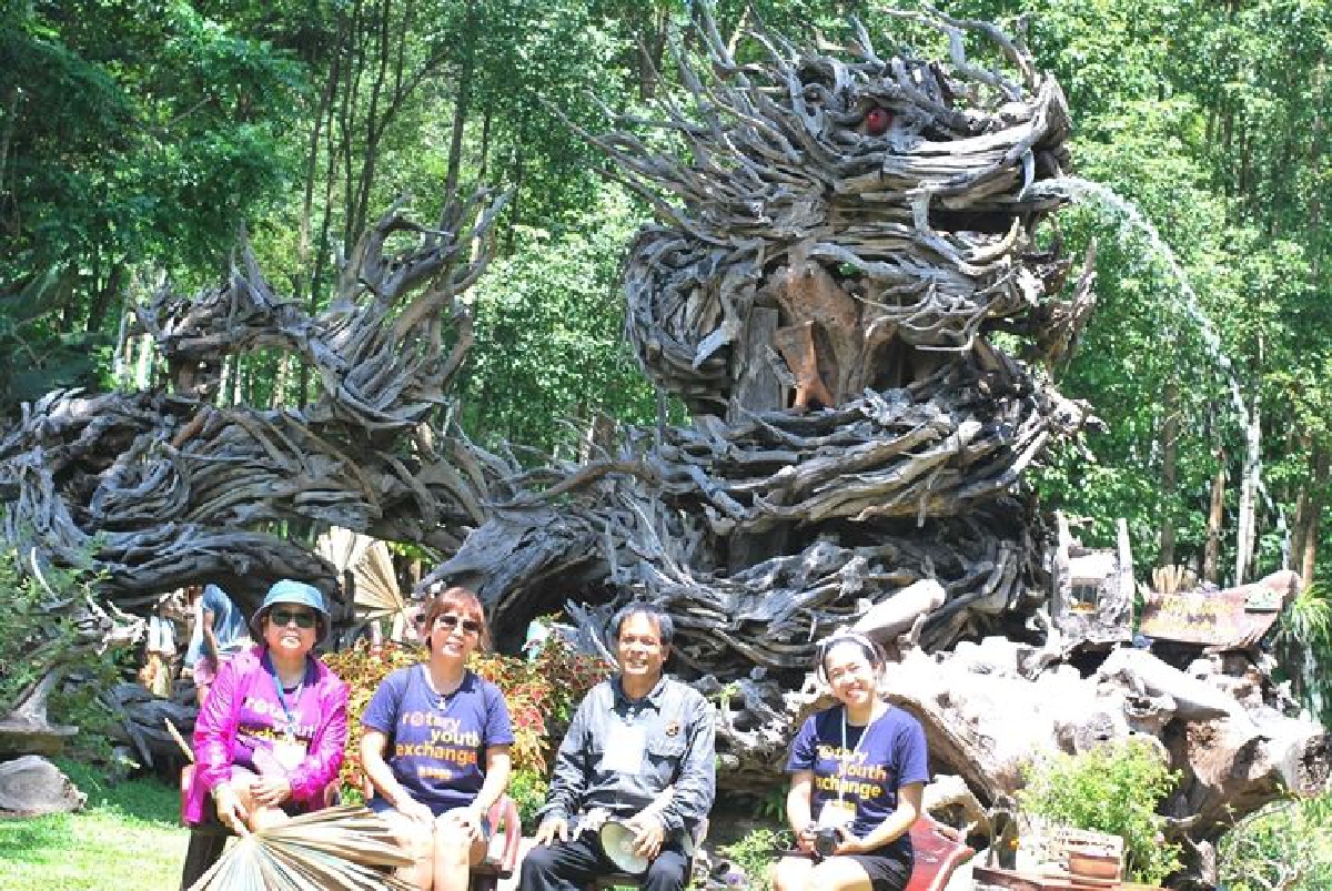 ศิลปินพื้นบ้านตรังสร้างประติมากรรมไม้มังกรถวายร.9 ศิลปินพื้นบ้านตรังสร้างประติมากรรมไม้มังกรถวายร.9