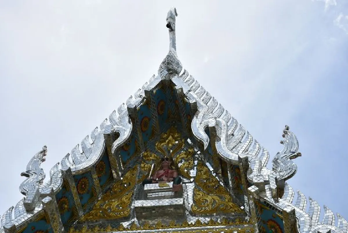 วัดดังบูรณะอุโบสถแต่งเทวดาสวมแว่นดำแฝงหลักธรรม