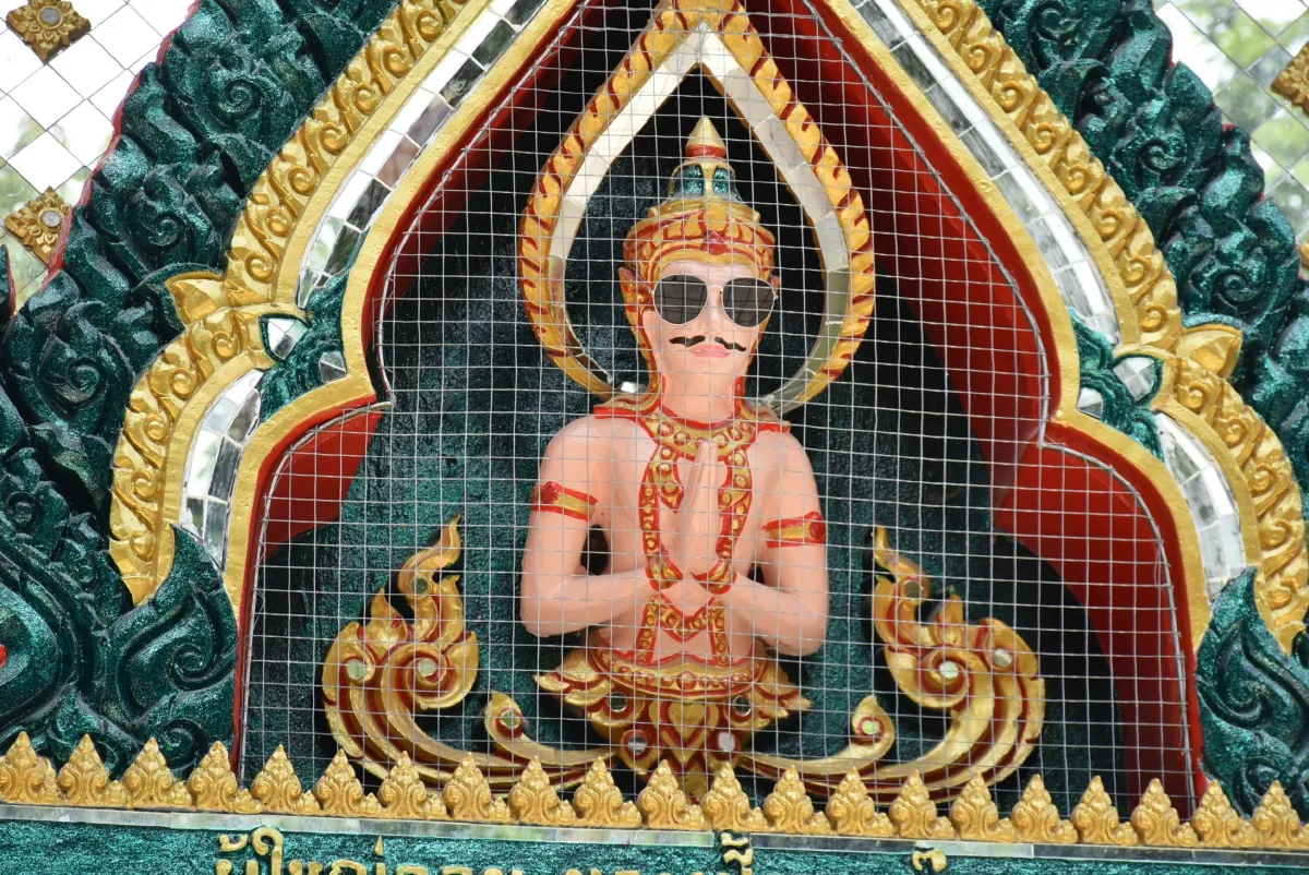 วัดดังบูรณะอุโบสถแต่งเทวดาสวมแว่นดำแฝงหลักธรรม