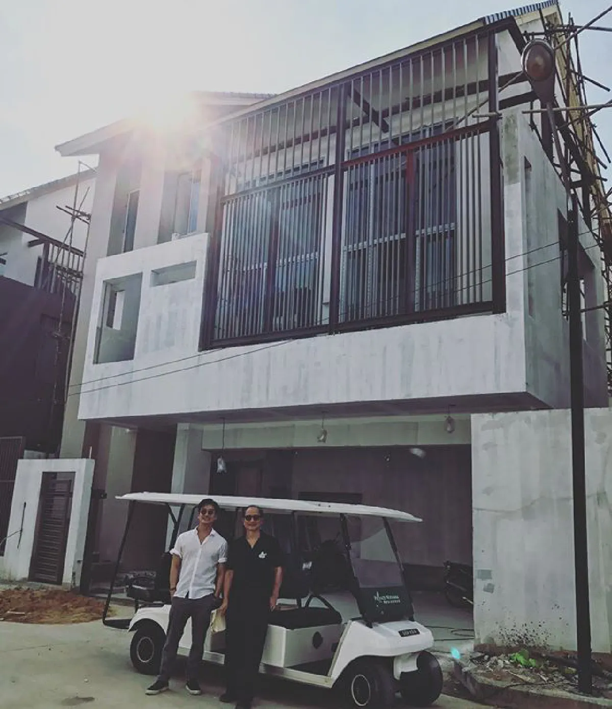 หมอโอ๊ค-โอปอล์ สร้างบ้านใหม่ใกล้รร.เตรียมพร้อมเพื่อลูกแฝด