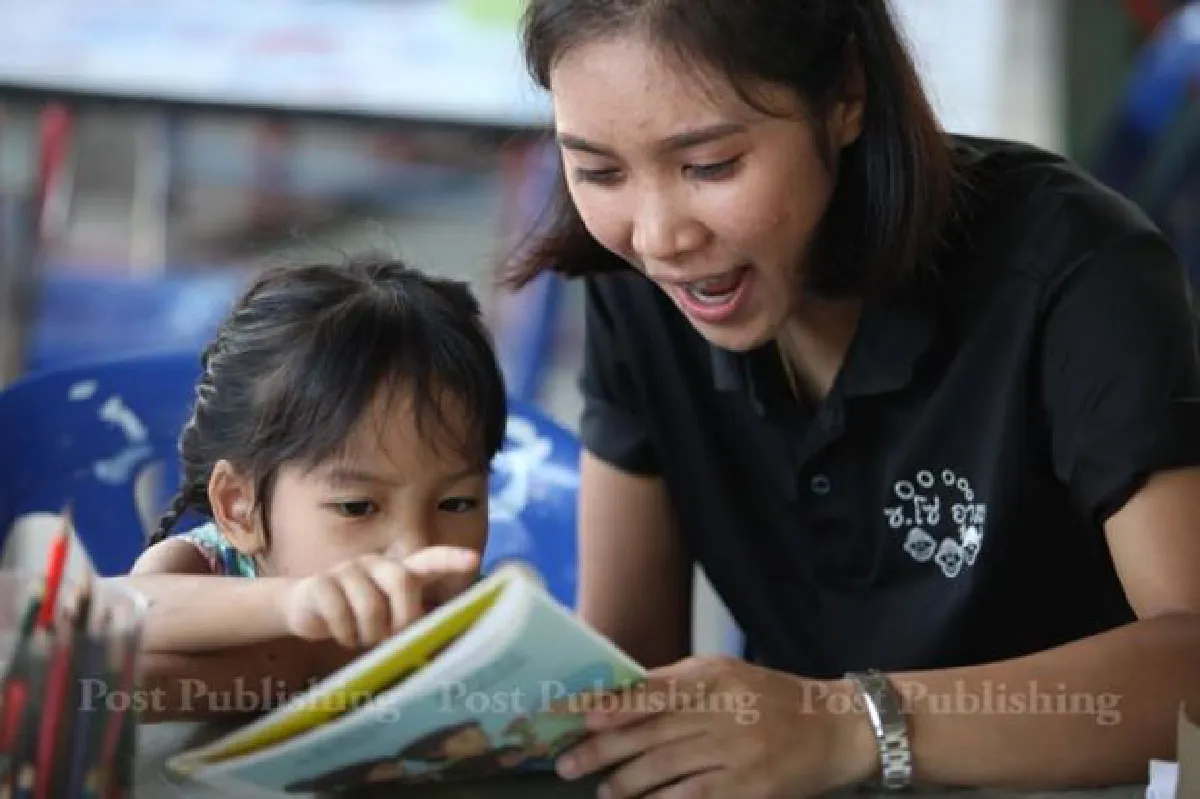 "Grandpa Teacher" and his volunteers give slum children a chance