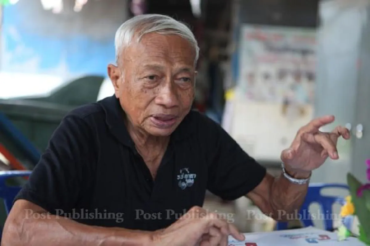 "Grandpa Teacher" and his volunteers give slum children a chance