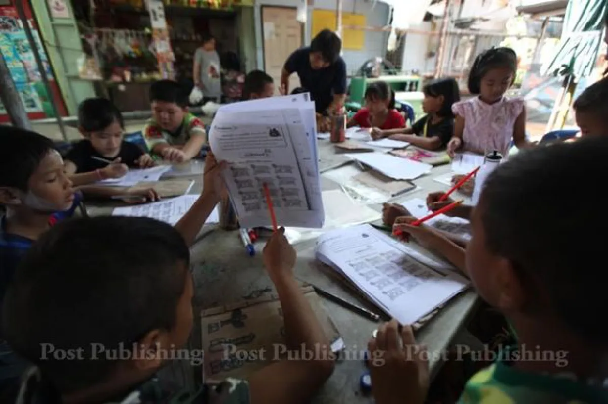 "Grandpa Teacher" and his volunteers give slum children a chance