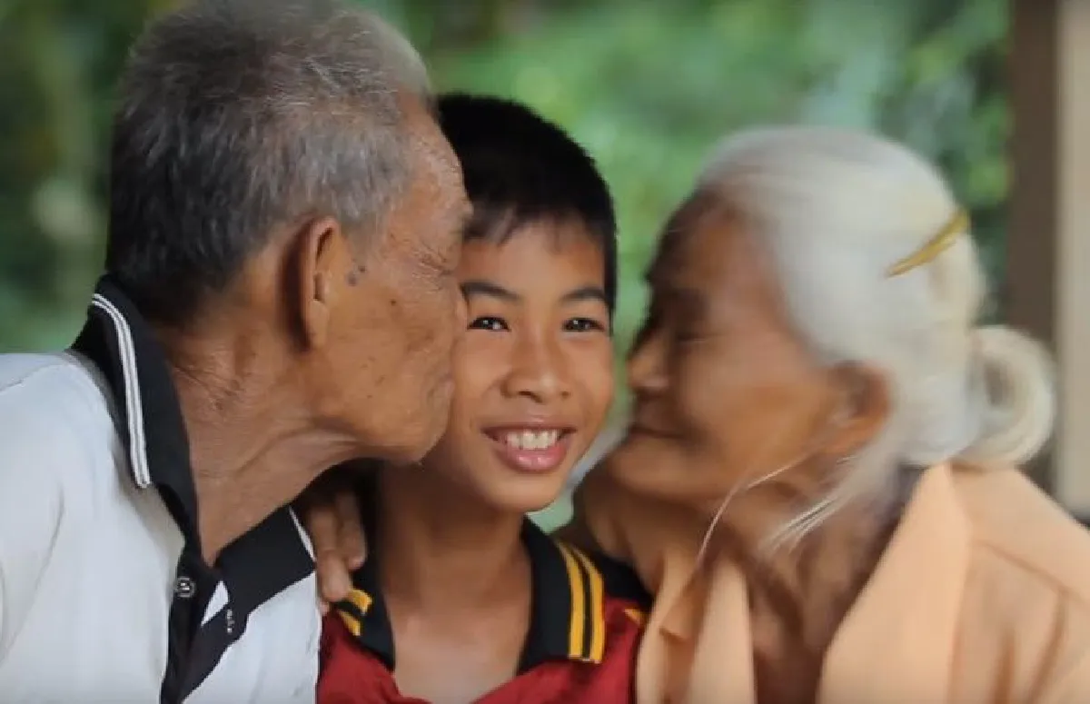 น้องเก้า เด็กยอดกตัญญูได้รับทุนการศึกษาจนจบปริญญาตรี จากคิงเพาเวอร์