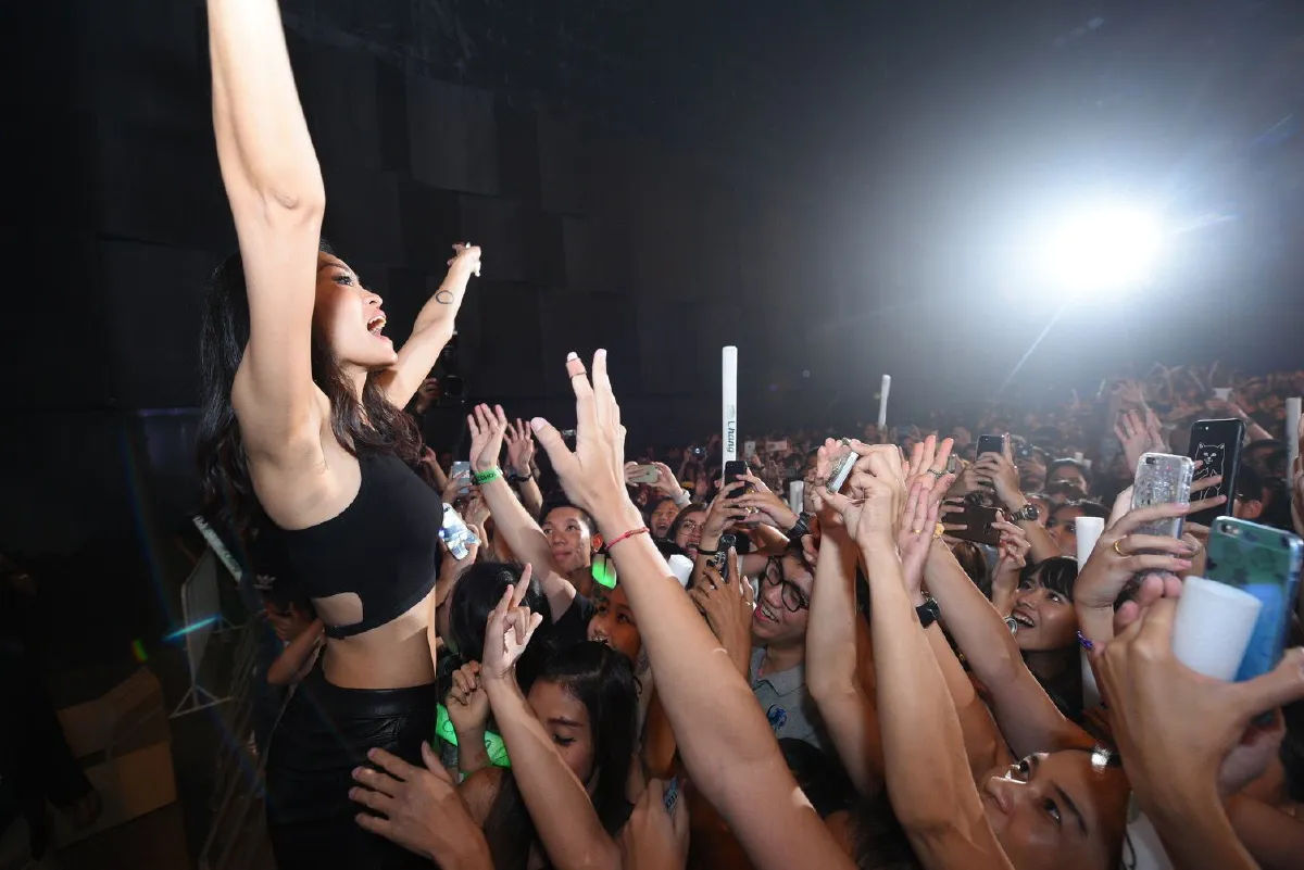 สนุกซึ้งถึงอารมณ์..คอนเสิร์ตใหญ่ครั้งแรกในชีวิต KLEAR