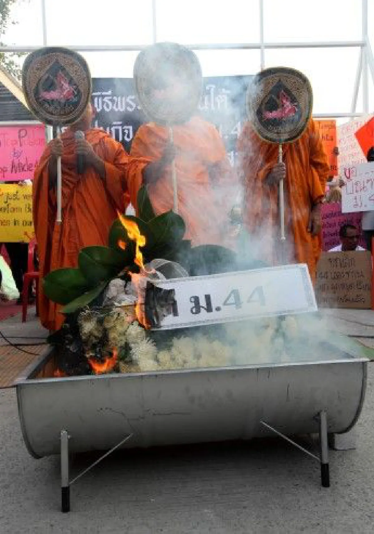 ยกเลิกม.44-เจรจาธัมมชโย ทางออกศึกธรรมกาย?