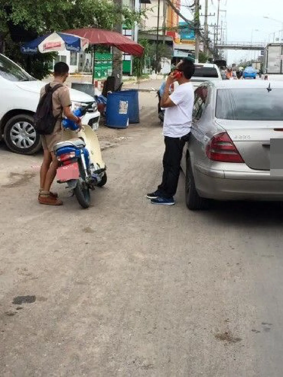 วิจารณ์! คนขับเบนซ์ตบหัวเด็กนักเรียน หลังเหตุรถเฉี่ยวชน