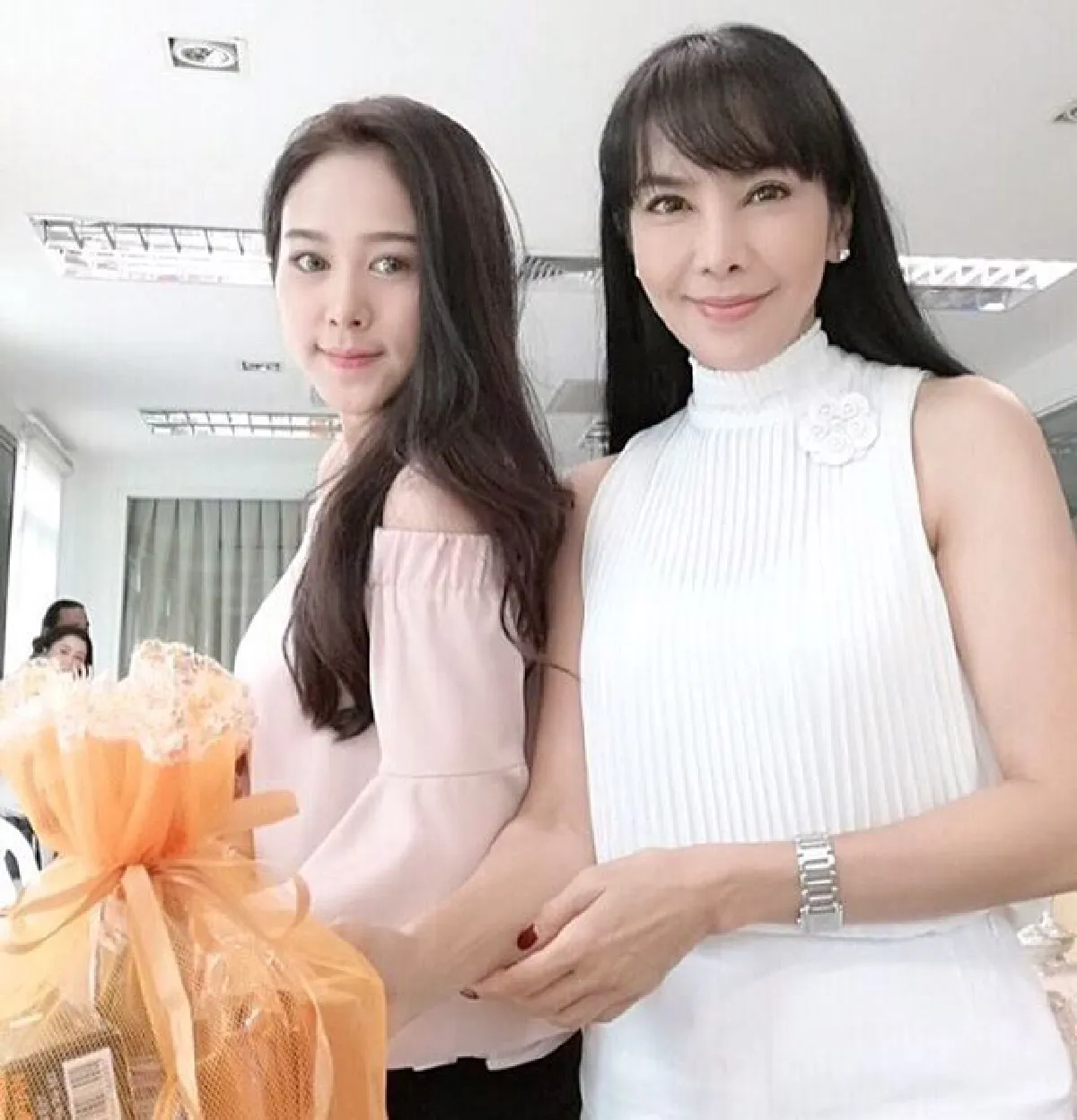 ยังสวยเป๊ะ! ตั๊ก มยุรา ฉลองวันเกิด 59 ปีพร้อมครอบครัวสุดอบอุ่น